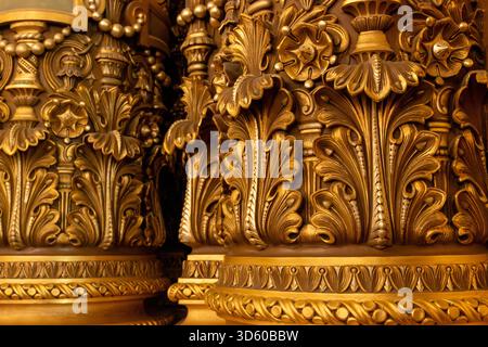 Exemples de décoration murale dans le style éclectique Beaux-Arts du second Empire en France, éléments de néo-baroque, classicisme et architecture romaine, golde Banque D'Images