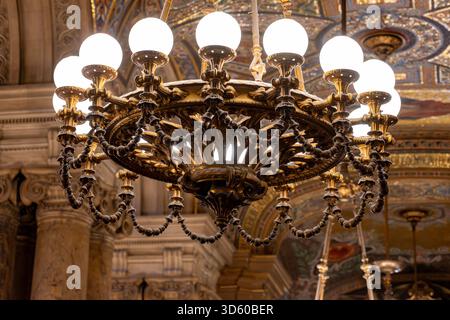 Exemples de plafonniers et d'éléments architecturaux éclectiques style Beaux-Arts du second Empire en France, éléments de néo-baroque, classicisme et ROM Banque D'Images