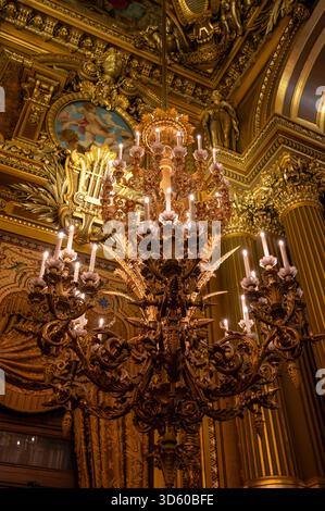 Exemples de plafonniers et d'éléments architecturaux éclectiques style Beaux-Arts du second Empire en France, éléments de néo-baroque, classicisme et ROM Banque D'Images