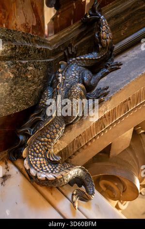 Exemples de décoration murale dans le style éclectique Beaux-Arts du second Empire en France, éléments de néo-baroque, classicisme et architecture romaine, golde Banque D'Images