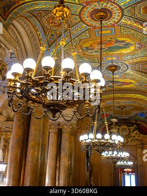 Exemples de plafonniers et d'éléments architecturaux éclectiques style Beaux-Arts du second Empire en France, éléments de néo-baroque, classicisme et ROM Banque D'Images