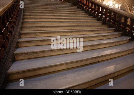 Exemples d'escalier en marbre dans le style éclectique des Beaux-Arts du second Empire en France, éléments de néo-baroque, classicisme et architecture romaine, or Banque D'Images
