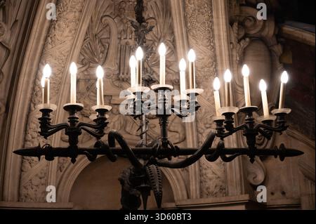 Exemples de plafonniers et d'éléments architecturaux éclectiques style Beaux-Arts du second Empire en France, éléments de néo-baroque, classicisme et ROM Banque D'Images