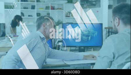 Ingénieur penchant en chemise légère pointant vers le moniteur grand écran au bureau, avec modèle CAO et dessins Banque D'Images