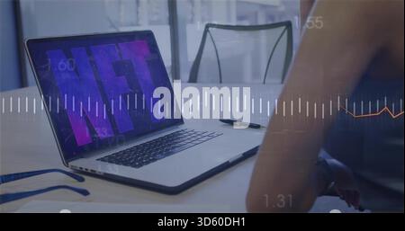 Affichage de l'ordinateur portable montrant NFT sur la table dans le bureau, femme portant le dessus de réservoir sombre penché, superposition de données Banque D'Images