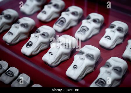 Londres, Royaume-Uni. 17 novembre 2025. Photo : modèles de personnages en stop motion utilisés dans le film « Isle of Dogs » 2018, vus à l’exposition « Wes Anderson : The Archives » au Design Museum de South Kensington. Plus de 700 objets des archives personnelles du cinéaste Wes Anderson sont exposés pour la première fois au Royaume-Uni, du 21 novembre 2025 au 26 juillet 2026. Crédit : Guy Corbishley/Alamy Live News Banque D'Images