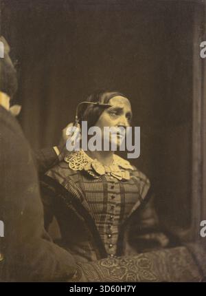 Une étude de Duchenne de 1854 à 1856 montrant deux expressions : le regard attentif à gauche et l'attention douloureuse à droite. Les images se concentrent sur l'activation des muscles faciaux, le positionnement des yeux et des sourcils, et les gestes subtils des états cognitifs et émotionnels. Banque D'Images