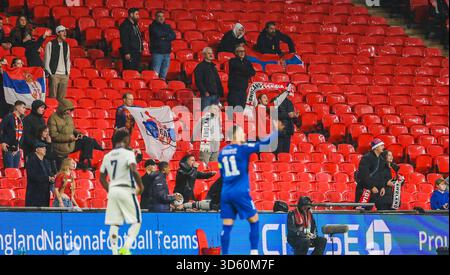 Londres, Royaume-Uni. 13 novembre 2025. Les supporters de Serbie lors du match de qualification européenne de la Coupe du monde de la FIFA 2026, du Groupe K au stade de Wembley, à Londres. Banque D'Images