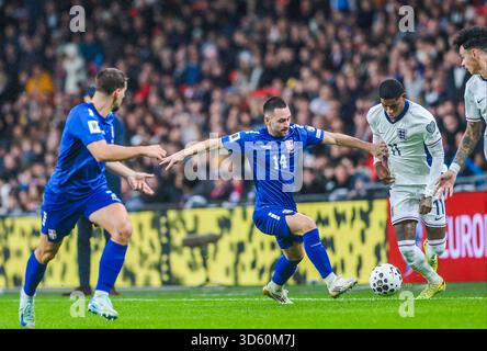 Londres, Royaume-Uni. 13 novembre 2025. La serbe Andrija Zivkovic et l'anglais Marcus Rashford lors des qualifications européennes de la Coupe du monde de la FIFA 2026. Banque D'Images
