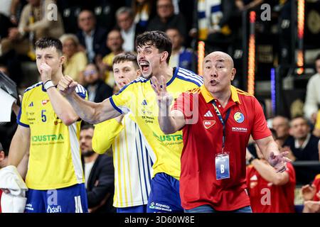 Szymon Sicko d’Industria Kielce (G) et l’entraîneur Talant Dujshebaev d’Industria Kielce (d) vus lors du match de Ligue des Champions de l’EHF 2025/2026 entre Industria Kielce et DEN Aalborg Handbold au Hall Legionow. Score final Industria Kielce 32 : 32 DEN Aalborg Handbold. (Photo de Grzegorz Wajda / SOPA images/SIPA USA) Banque D'Images