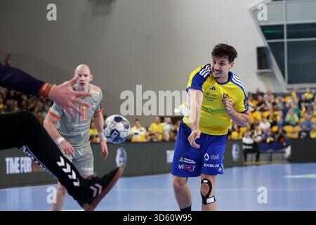 Szymon Sicko de Industria Kielce vu en action lors du match de la Ligue des Champions EHF 2025/2026 entre Industria Kielce et DEN Aalborg Handbold au Hall Legionow. Score final Industria Kielce 32 : 32 DEN Aalborg Handbold. (Photo de Grzegorz Wajda / SOPA images/SIPA USA) Banque D'Images