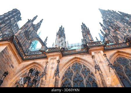 Captures en bas angle de majestueuses flèches gothiques et tracés en pierre complexes de la cathédrale de Saint Vitus à Prague. Artisanat détaillé et verticalité de t Banque D'Images