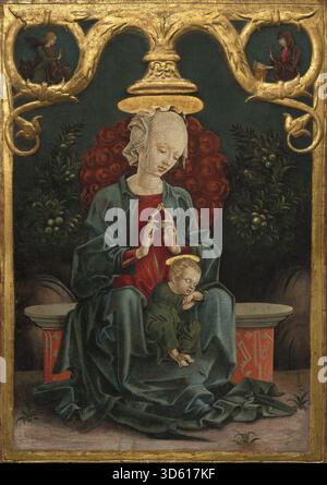 Madone and Child in a Garden, vers 1460–1470, de Cosmè Tura, représente la Vierge Marie et le Christ Child assis ou debout dans un jardin, avec des fleurs, du feuillage et des vêtements détaillés, reflétant les conventions de peinture sur panneaux de la Renaissance italienne. Banque D'Images