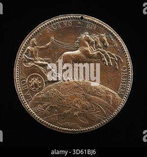 Cette médaille de 1613 de Guillaume Dupré représente Apollon, le Dieu soleil romain, conduisant son char à travers le ciel. Le verso montre Apollon dans une pose dynamique avec une imagerie solaire symbolisant la lumière, le pouvoir et la divinité. Banque D'Images