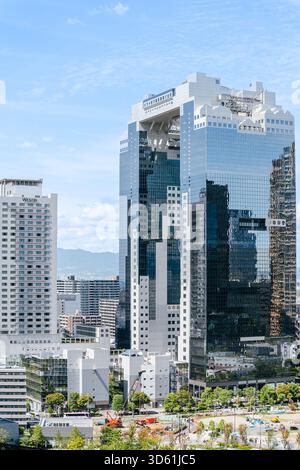 L'emblématique Umeda Sky Building, avec sa structure aérienne distincte, domine l'horizon moderne d'Osaka, au Japon. Banque D'Images