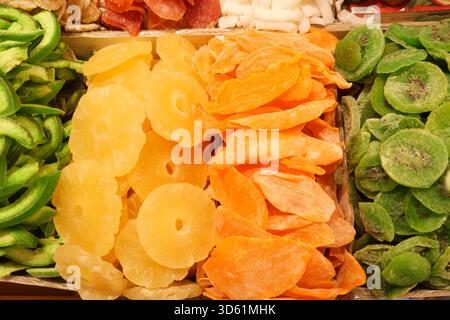Affichage coloré de fruits et légumes secs au marché Banque D'Images
