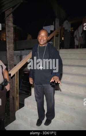 MIAMI - AOÛT 28 : (COUVERTURE EXCLUSIVE) O.J Simpson arrive aux MTV Video Music Awards 2005 à l'American Airlines Arena le 28 août 2005 à Miami, Florida People : O.J. Simpson Banque D'Images