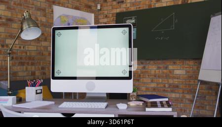 Affichage du moniteur tout-en-un blanc avec support sur le bureau dans l'examen, avec clavier, lampe, tableau de surveillance Banque D'Images