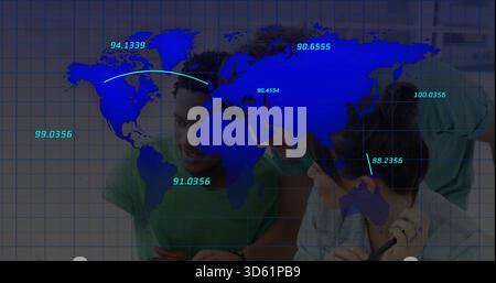 Analyse de trois collègues penchés sur le poste de travail au bureau, y compris chemise verte, carte bleue, stylo Banque D'Images