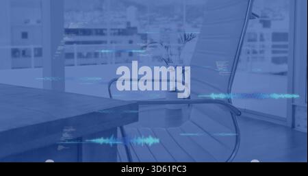 Montrant chaise de bureau face à la table en bois par des fenêtres en verre avec des superpositions de forme d'onde, espace de copie Banque D'Images