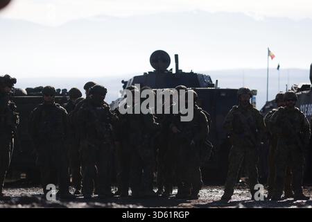 Cincu, Roumanie - 13 novembre 2025 : soldats et véhicules blindés lors de l'exercice multinational Dacian automne 2025. Banque D'Images