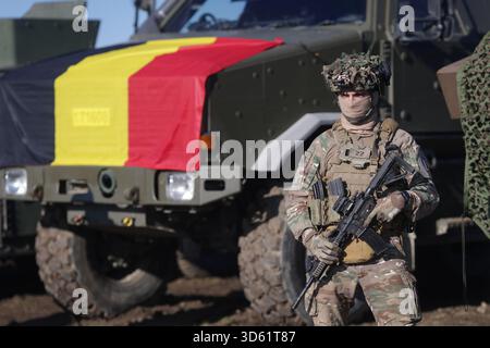Cincu, Roumanie - 13 novembre 2025 : soldat français en tenue de combat lors de l'exercice multinational Dacian Fall 2025. Banque D'Images