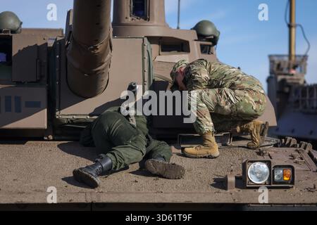 Cincu, Roumanie - 13 novembre 2025 : militaires de chars pendant l'exercice multinational Dacian Fall 2025. Banque D'Images