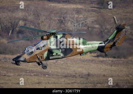 Cincu, Roumanie - 13 novembre 2025 : hélicoptère français Eurocopter Tiger lors de l'exercice multinational Dacian automne 2025. Banque D'Images
