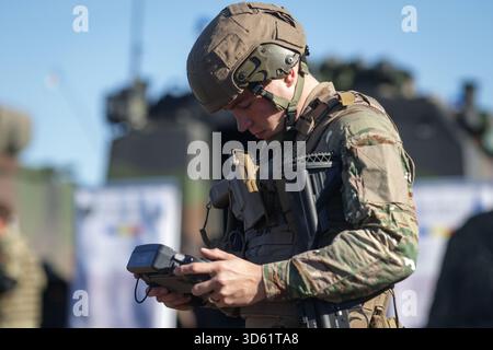 Cincu, Roumanie - 13 novembre 2025 : opérateur de drone militaire lors de l'exercice multinational Dacian Fall 2025. Banque D'Images