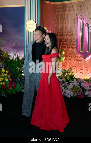 Jon M. Chu, Constance Wu assiste à la première de Wicked for Good New York, au Lincoln Center de New York, le lundi 17 novembre 2025. Photo de Jennifer Graylock-Alamy Banque D'Images