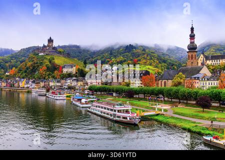 Cochem, Allemagne. Vieille ville et du château de Reichsburg Cochem () sur la Moselle. Banque D'Images