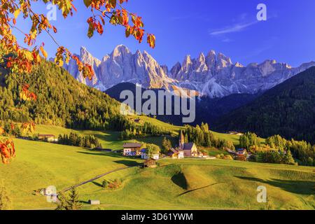 Val di Funes, Italie. Village de Santa Maddalena en face du groupe de montagnes Odle (Geisler) des Dolomites. Banque D'Images