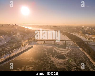 Nizhny Novgorod vue aérienne panorama avec les ponts de la rivière Oka pendant la journée froide d'hiver glaciale, avec un front de mer historique en Russie. Banque D'Images