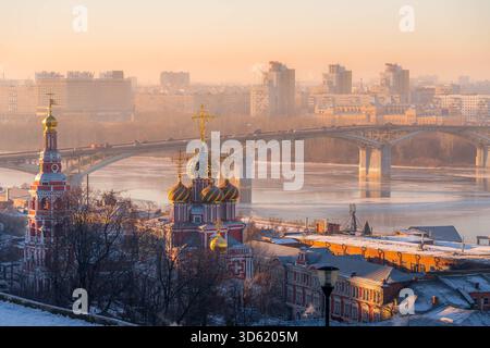 Nijni Novgorod vue panoramique avec photo d'hiver de l'église Stroganov et de la rivière Volga à Nijni Novgorod, Russie, dans la brume douce de la ville du soir. Banque D'Images