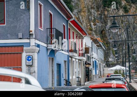 Maisons de pêcheurs traditionnelles colorées sur la rue escarpée à côté de Rocky Cliffside, côte nord européenne, Asturies, Espagne Banque D'Images