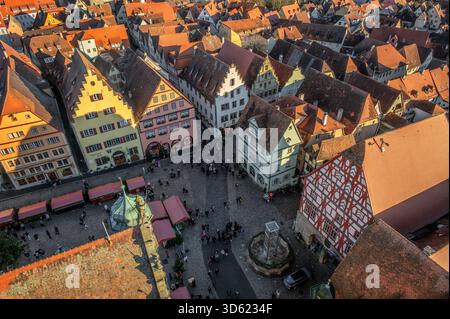 ROTHENBURG OB DER TAUBER, ALLEMAGNE - 18 DÉCEMBRE 2024 : vue sur la place du marché et un marché de Noël à Rothenburg ob der Tauber, Allemagne Banque D'Images