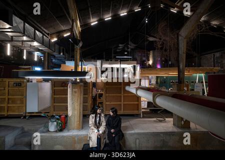 Téhéran, Iran. 17 novembre 2025. Deux jeunes iraniennes parlent entre elles lors de la visite d’un centre pour la créativité et l’innovation à Téhéran, en Iran, le 17 novembre 2025. La semaine du design de Téhéran est un événement inclusif qui tisse le design dans le tissu de la vie urbaine, créant une plate-forme de dialogue créatif entre designers, producteurs et passionnés. (Photo de Morteza Nikoubazl/NurPhoto) crédit : NurPhoto SRL/Alamy Live News Banque D'Images