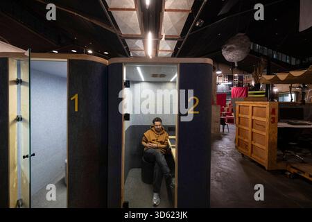 Téhéran, Iran. 17 novembre 2025. Un jeune iranien est assis dans une cabane d’un centre de créativité et d’innovation à Téhéran, en Iran, le 17 novembre 2025. La semaine du design de Téhéran est un événement inclusif qui tisse le design dans le tissu de la vie urbaine, créant une plate-forme de dialogue créatif entre designers, producteurs et passionnés. (Photo de Morteza Nikoubazl/NurPhoto) crédit : NurPhoto SRL/Alamy Live News Banque D'Images