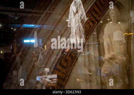 Téhéran, Iran. 17 novembre 2025. Une jeune créatrice iranienne se tient sous une robe dans un centre de créativité et d'innovation à Téhéran, en Iran, le 17 novembre 2025. La semaine du design de Téhéran est un événement inclusif qui tisse le design dans le tissu de la vie urbaine, créant une plate-forme de dialogue créatif entre designers, producteurs et passionnés. (Photo de Morteza Nikoubazl/NurPhoto) crédit : NurPhoto SRL/Alamy Live News Banque D'Images