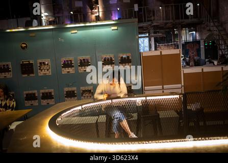 Téhéran, Iran. 17 novembre 2025. Une jeune femme iranienne travaille alors qu’elle siège dans un centre pour la créativité et l’innovation à Téhéran, en Iran, le 17 novembre 2025. La semaine du design de Téhéran est un événement inclusif qui tisse le design dans le tissu de la vie urbaine, créant une plate-forme de dialogue créatif entre designers, producteurs et passionnés. (Photo de Morteza Nikoubazl/NurPhoto) crédit : NurPhoto SRL/Alamy Live News Banque D'Images