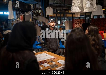 Téhéran, Iran. 17 novembre 2025. De jeunes iraniennes parlent avec un designer dans un centre pour la créativité et l'innovation à Téhéran, en Iran, le 17 novembre 2025. La semaine du design de Téhéran est un événement inclusif qui tisse le design dans le tissu de la vie urbaine, créant une plate-forme de dialogue créatif entre designers, producteurs et passionnés. (Photo de Morteza Nikoubazl/NurPhoto) crédit : NurPhoto SRL/Alamy Live News Banque D'Images