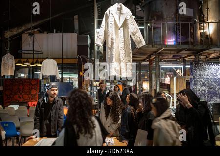 Téhéran, Iran. 17 novembre 2025. Les jeunes Iraniens se rassemblent lors de la visite d’un centre pour la créativité et l’innovation à Téhéran, en Iran, le 17 novembre 2025. La semaine du design de Téhéran est un événement inclusif qui tisse le design dans le tissu de la vie urbaine, créant une plate-forme de dialogue créatif entre designers, producteurs et passionnés. (Photo de Morteza Nikoubazl/NurPhoto) crédit : NurPhoto SRL/Alamy Live News Banque D'Images
