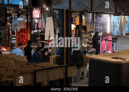 Téhéran, Iran. 17 novembre 2025. Les jeunes iraniens se tiennent dans un centre pour la créativité et l'innovation à Téhéran, en Iran, le 17 novembre 2025. La semaine du design de Téhéran est un événement inclusif qui tisse le design dans le tissu de la vie urbaine, créant une plate-forme de dialogue créatif entre designers, producteurs et passionnés. (Photo de Morteza Nikoubazl/NurPhoto) crédit : NurPhoto SRL/Alamy Live News Banque D'Images