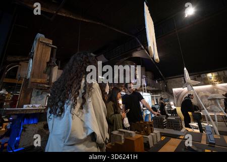 Téhéran, Iran. 17 novembre 2025. Une jeune créatrice iranienne s’entretient avec des femmes visitant un centre pour la créativité et l’innovation à Téhéran, en Iran, le 17 novembre 2025. La semaine du design de Téhéran est un événement inclusif qui tisse le design dans le tissu de la vie urbaine, créant une plate-forme de dialogue créatif entre designers, producteurs et passionnés. (Photo de Morteza Nikoubazl/NurPhoto) crédit : NurPhoto SRL/Alamy Live News Banque D'Images