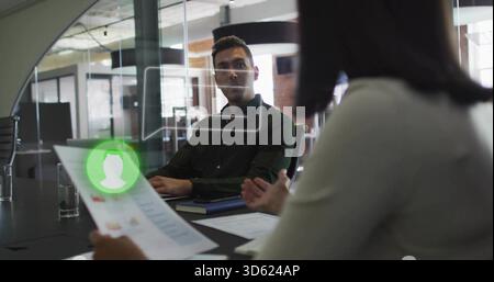 Révision du CV avec icône de profil vert, homme en chemise vert foncé écoutant dans le bureau, interface utilisateur vocale Banque D'Images