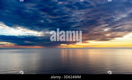 Vue aérienne du lever de soleil coloré sur l'eau libre calme Banque D'Images