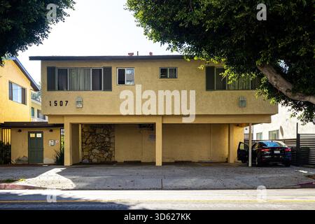 Un immeuble d'appartements de style dingbat à Los Angeles, en Californie, typique de l'architecture Sun Belt des années 1950 et 1960, avec des places de parking « soft story » Banque D'Images