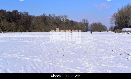 Les gens skient et s'amusent pendant les vacances de Noël. Rivière Mures, Transylvanie. Banque D'Images
