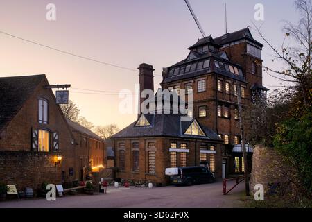 Hook Norton Brewery au crépuscule en novembre. Hook Norton, Oxfordshire, Angleterre Banque D'Images