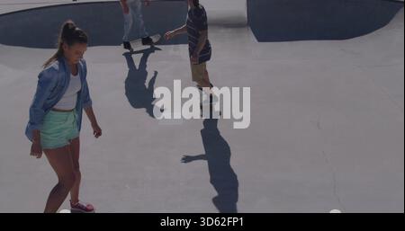 Trio de skateboard avec skateboards, chemise en denim et tee-shirt rayé sur bol en béton, ombres projetées Banque D'Images